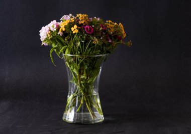 Güzel bir demet kır çiçeği