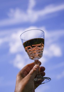 Mavi gökyüzüne karşı bir gül şarabı konsepti