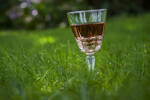 Yeşil çayır üzerinde bir gül şarabı konsepti