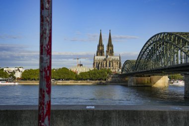 Köln, Almanya. Hohenzollern Köprüsü ile Ren Nehri üzerindeki Katedrale bakın. 23 Temmuz 2024