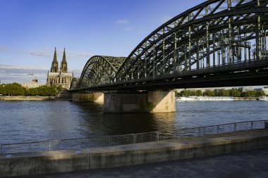 Köln, Almanya. Hohenzollern Köprüsü ile Ren Nehri üzerindeki Katedrale bakın. 23 Temmuz 2024