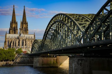 Köln, Almanya. Hohenzollern Köprüsü ile Ren Nehri üzerindeki Katedrale bakın. 23 Temmuz 2024