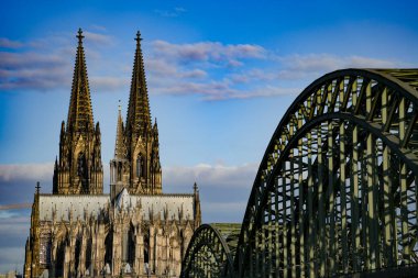 Köln, Almanya. Hohenzollern Köprüsü ile Ren Nehri üzerindeki Katedrale bakın. 23 Temmuz 2024