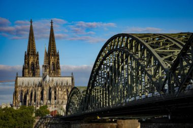 Köln, Almanya. Hohenzollern Köprüsü ile Ren Nehri üzerindeki Katedrale bakın. 23 Temmuz 2024