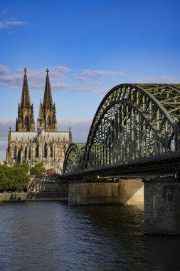 Köln, Almanya. Hohenzollern Köprüsü ile Ren Nehri üzerindeki Katedrale bakın. 23 Temmuz 2024