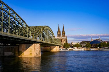 Köln, Almanya. Hohenzollern Köprüsü ile Ren Nehri üzerindeki Katedrale bakın. 23 Temmuz 2024