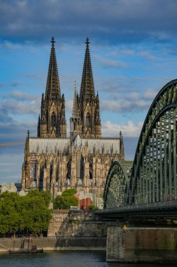 Köln, Almanya. Hohenzollern Köprüsü ile Ren Nehri üzerindeki Katedrale bakın. 23 Temmuz 2024