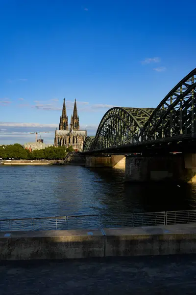 Köln, Almanya. Hohenzollern Köprüsü ile Ren Nehri üzerindeki Katedrale bakın. 23 Temmuz 2024