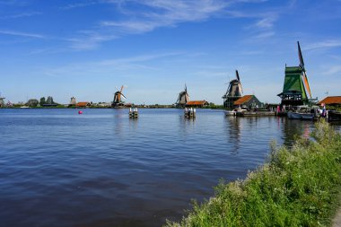 Zaanse Schans, Hollanda. 29 Temmuz 2024. Tarihi binaları ve yel değirmenleriyle ünlü Zaanse Schans. Müze alanı.