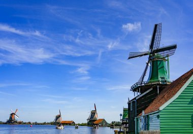 Zaanse Schans, Hollanda. 29 Temmuz 2024. Tarihi binaları ve yel değirmenleriyle ünlü Zaanse Schans. Müze alanı.