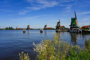 Zaanse Schans, Hollanda. 29 Temmuz 2024. Tarihi binaları ve yel değirmenleriyle ünlü Zaanse Schans. Müze alanı.