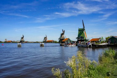 Zaanse Schans, Hollanda. 29 Temmuz 2024. Tarihi binaları ve yel değirmenleriyle ünlü Zaanse Schans. Müze alanı.