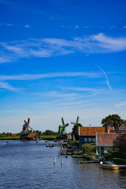Zaanse Schans, Hollanda. 29 Temmuz 2024. Tarihi binaları ve yel değirmenleriyle ünlü Zaanse Schans. Müze alanı.