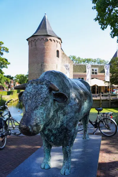 Schagen, Hollanda. 29 Temmuz 2024: Eski Schagen Kalesi, şimdi ünlü Schagen Boğası ile birlikte bir müze binası..