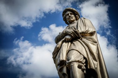 Amsterdam, Hollanda. 10 Eylül 2020. Flaman ressam Rembrandt 'ın Rembrandt ovasında güneşli ışıkta heykeli