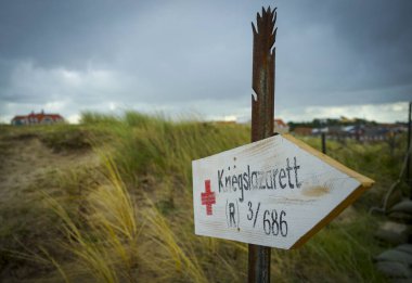 Egmond aan Zee, Hollanda. 9 Eylül 2020. Bunker Müzesi. Alman kuzey deniz koruma bariyerinin dış görüntüsü. 2. Dünya Savaşı anısına. Savaş hastanesi için eski yön işareti.