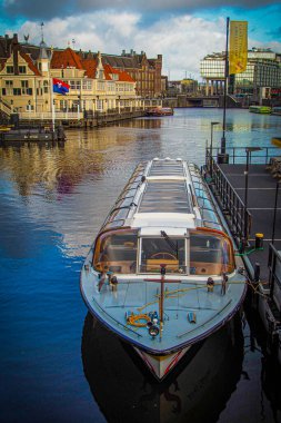 Amsterdam, Hollanda. 27 Şubat 2022. Kanallı ve tekneli şehir merkezi.