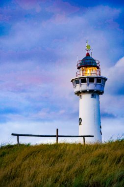 Egmond aan Zee, Hollanda. 10 Eylül 2020. Van Speijk deniz feneri, şehrin simgesi..