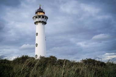 Egmond aan Zee, Hollanda. 10 Eylül 2020. Van Speijk deniz feneri, şehrin simgesi..