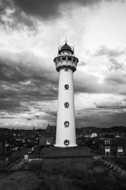 Egmond aan Zee, Hollanda. 10 Eylül 2020. Van Speijk deniz feneri, şehrin simgesi.