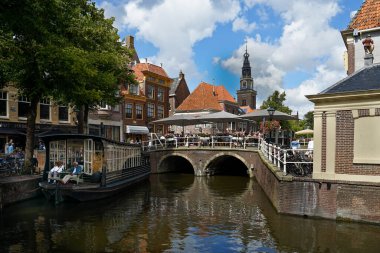 Alkmaar, Kuzey Hollanda, Hollanda. 13 Ağustos 2018. Kuzey Hollanda 'daki Hollanda şehri Alkmaar' ın merkezi