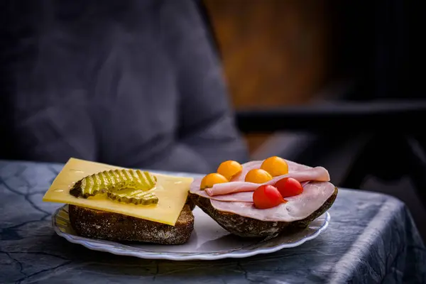 Peynirli sandviç, jambon, domates ve salatalık turşusu.