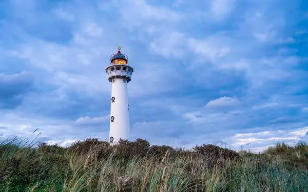 Egmond aan Zee, Hollanda. 10 Eylül 2020. Van Speijk deniz feneri, şehrin simgesi..