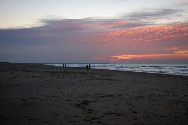 Kijkduin, Den Haag, Hollanda. 12 Kasım 2012. Günbatımında Kijkduin sahilindeki Kuzey Denizi manzarası