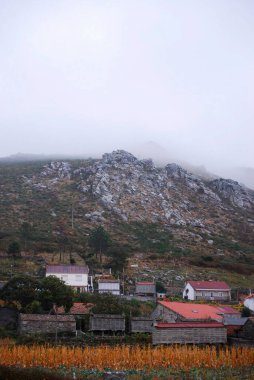 Ölüm sahili, Galiçya 'daki küçük Larino köyünün panoraması.