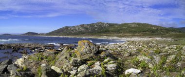 Galiçya, İspanya 'daki Rias Baixas' ın Atlantik kıyısında. Carnota yakınlarındaki ünlü deniz feneri Larino