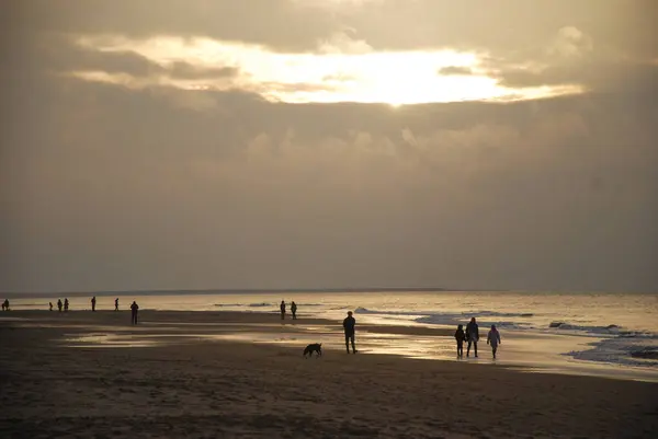 Kijkduin, Den Haag, Hollanda. 25 Kasım 2012. Günbatımında Kijkduin sahilindeki Kuzey Denizi manzarası