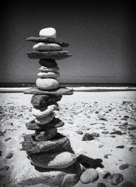 İspanya ve Galiçya sahilde taş istifledi