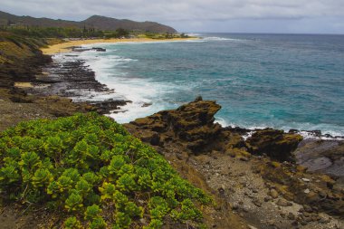 Honolulu Oahu Hawaii ABD. Lanai Gözcü Koyu 'nda 21 Haziran 2023' te kayalıklar ve dalgalarla manzara.