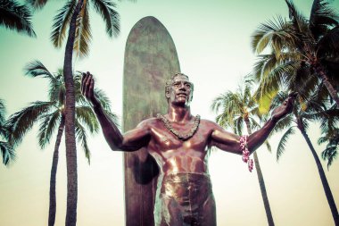 Waikiki , Honolulu, Oahu, Hawaii. Dük Kahanamoku Heykeli. 21 Haziran 2023