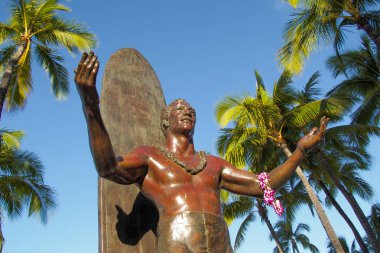 Waikiki , Honolulu, Oahu, Hawaii. Dük Kahanamoku Heykeli. 21 Haziran 2023
