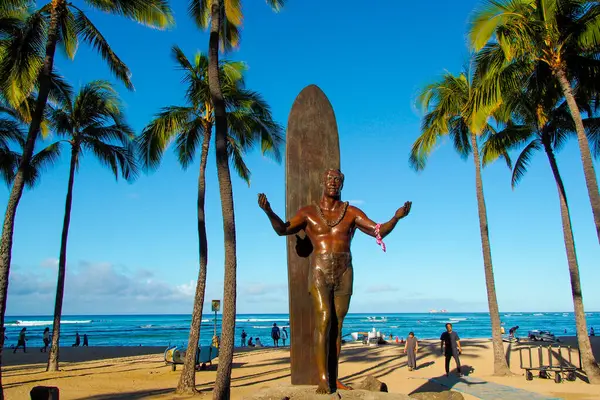Waikiki , Honolulu, Oahu, Hawaii. Dük Kahanamoku Heykeli. 21 Haziran 2023