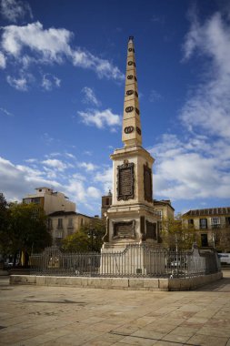 Malaga, İspanya. Pablo Picasso 'nun doğum yeri yakınlarındaki Place de la Merced' de bulunan Obelisk. 27 Mart 2024 'te dijital ortamdan çıkarılan tanınmış kişiler.