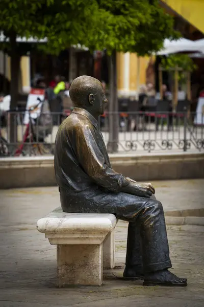 Malaga, İspanya. Pablo Picasso 'nun doğduğu yerin önündeki Place de la Merced' deki bronz heykeli. 23 Mart 2024