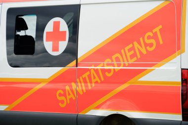 Almanca ifadeli bir Alman ambulans aracının ayrıntıları
