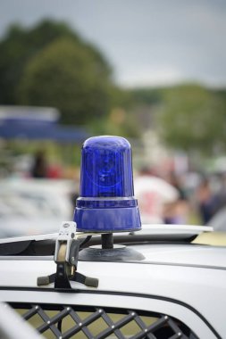 Polis arabanın çatısında yanıp sönen bir ışık.