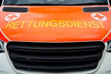 Almanca ifadeli bir Alman ambulans aracının ayrıntıları