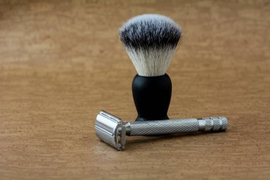 Tıraş bıçağı ve tıraş fırçasının konsept fotoğrafı