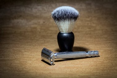 Tıraş bıçağı ve tıraş fırçasının konsept fotoğrafı
