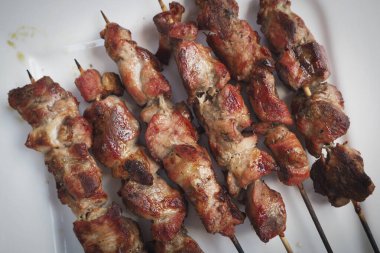 Yunan Souvlaki şişleri tabakta