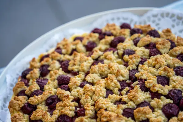 Taze ev yapımı kirazlı kek.