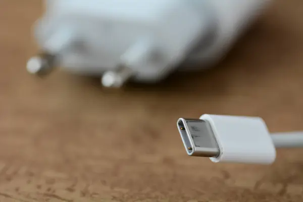 USB-C kablosunun konsept fotoğrafı