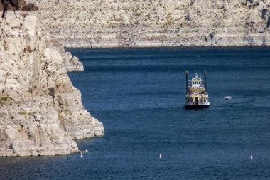 Las Vegas, Nevada, ABD. Mead Gölü 'nün üzerindeki Hoover Barajı' ndan bir kürek buharlı gemi görüntüsü 