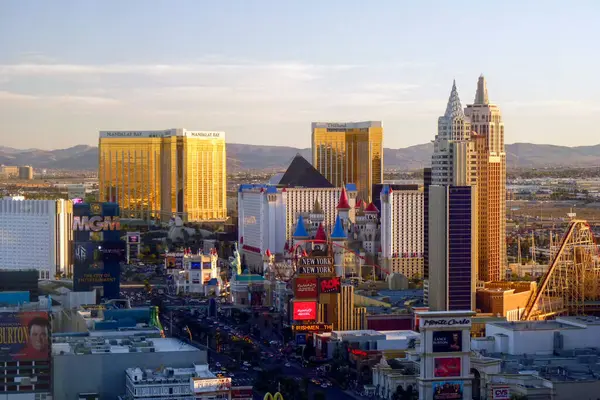 Las Vegas, Nevada, ABD. Sabahları Las Vegas Bulvarı 'ndaki bir otelin penceresinden.