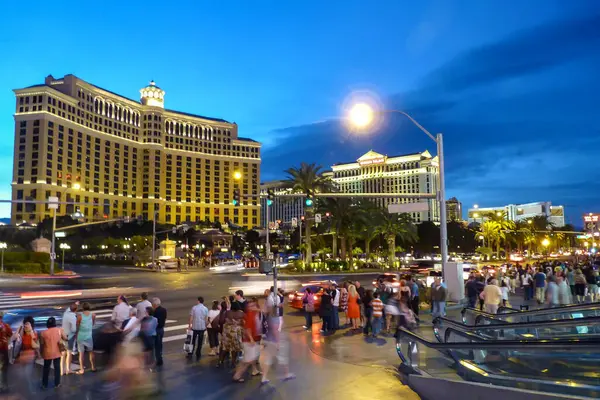 Las Vegas, Nevada, Las Vegas Bulvarı Alacakaranlık Bellagio Oteli manzaralı