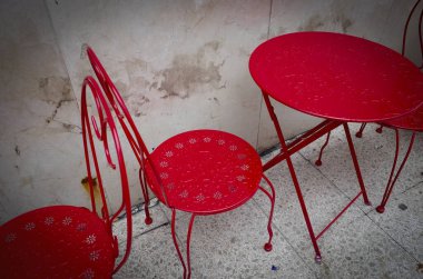 Almanya. Boş sandalyeler ve açık hava restoranında bir masa. 29 Mart 2018